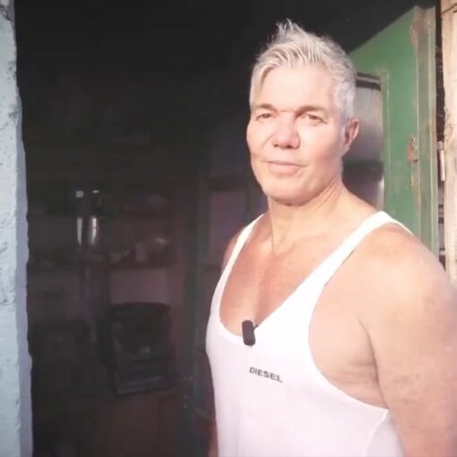 [HISTORIAS] Abandonó una vida de lujos, modelos, Punta del Este, fiestas y Ferraris para acercarse a los pobres, vestirse como ellos y, así,...