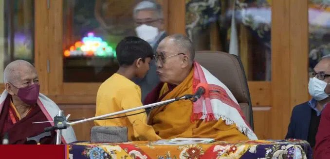 [CREENCIA] Tras la polémica por el video en que se lo besar en la boca a un niño, el Dalai Lama aclaró: “Como budista puedo confirmarles que...